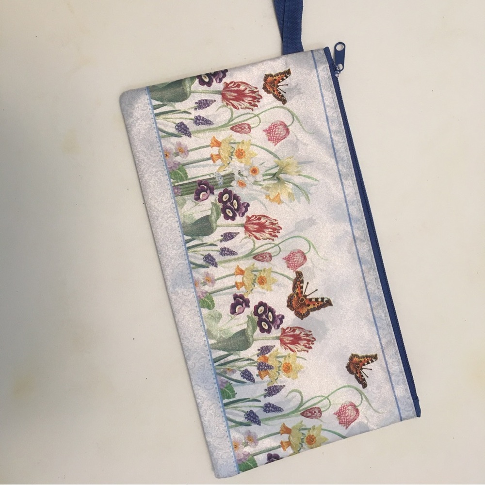 Wristlet bag vinyl